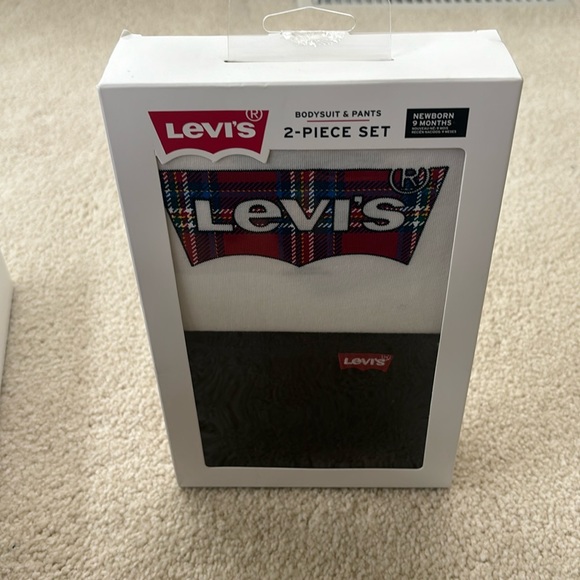 Levi’s infant  bodysuit and pants two-piece set size 9 months - Picture 2 of 4